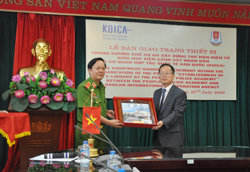 The PPA presented the souvenir to the KOICA Vietnam Office